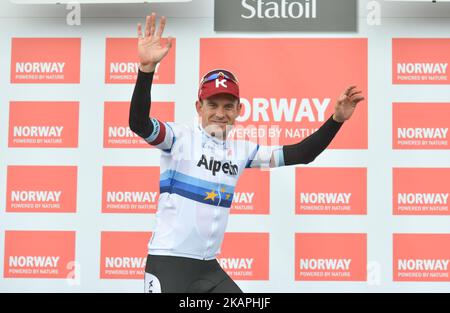 Alexander Kristoff aus Norwegen vom Team Katusha–Alpecin, nachdem er während des Arctic Race of Norway 2017 die zweite Etappe gewonnen hatte, die 184,5km vom Sjovegan zum Flughafen Bardudoss. Am Freitag, den 11. August 2017, in Bardufoss, Nordland County, Norwegen. Foto von Artur Widak *** Bitte nutzen Sie die Gutschrift aus dem Kreditfeld *** Stockfoto