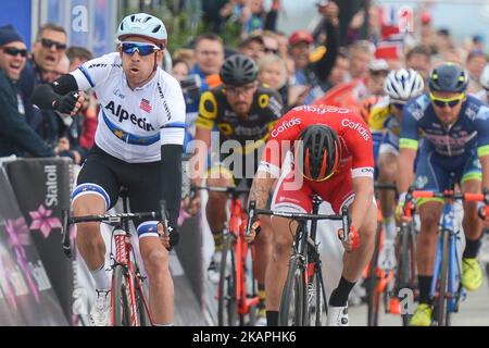 Alexander Kristoff (links) aus Norwegen vom Team Katusha–Alpecin sprintet, um die zweite Etappe zu gewinnen, die 184,5km vom Sjovegan zum Flughafen Bardudoss, während des Arctic Race of Norway 2017. Am Freitag, den 11. August 2017, in Bardufoss, Nordland County, Norwegen. Foto von Artur Widak *** Bitte nutzen Sie die Gutschrift aus dem Kreditfeld *** Stockfoto