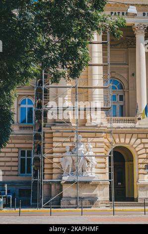 Restaurierung des alten Gebäudes. Gerüste vor dem Gebäude zur Wiederherstellung der Fassade. Antiker Palast mit Säulen Stockfoto