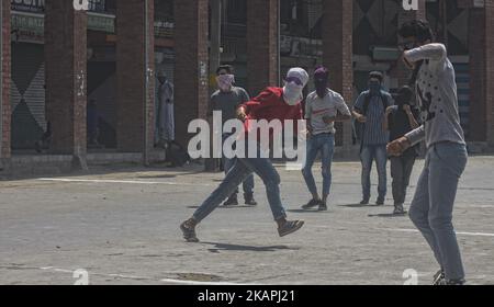 Ein kaschmiri-muslimischer Protestler wirft Steine auf indische Regierungstruppen während eines Protestes gegen Indien am 11. August 2017 in Srinagar, Indien. Die indischen Regierungskräfte verwendeten Tränengasgranaten, um Dutzende von muslimischen Demonstranten aus Kaschmir zu zerstreuen, die während eines anti-indischen Protestes in der Altstadt von Srinagar nach Freitagsgebeten Steine auf sie warfen. (Foto von Yawar Nazir/NurPhoto) *** Bitte nutzen Sie die Gutschrift aus dem Kreditfeld *** Stockfoto