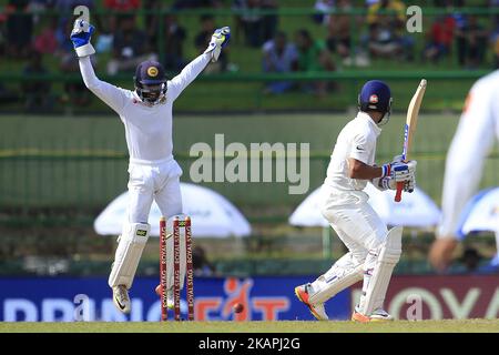 Der indische Batsman Ajinkya Rahane(R) wird am Samstag, dem 12. August 2017, beim 1.-Tage-Spiel im 3.-Test-Spiel zwischen Sri Lanka und Indien im Pallekele International Cricket-Stadion, Kandy, Sri Lanka, herausgekillt. (Foto von Tharaka Basnayaka/NurPhoto) *** Bitte nutzen Sie die Gutschrift aus dem Kreditfeld *** Stockfoto