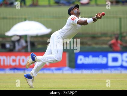 Sri-lankischer Cricketspieler Lahiru Kumara lässt am Samstag, dem 12. August 2017, beim 1.-Tage-Spiel des Testspiels 2. zwischen Sri Lanka und Indien im Pallekele International Cricket Stadium, Kandy, Sri Lanka, einen Fang fallen. (Foto von Tharaka Basnayaka/NurPhoto) *** Bitte nutzen Sie die Gutschrift aus dem Kreditfeld *** Stockfoto