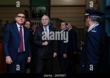 Neapel, Italien. 03. Nov, 2022. Der Justizminister Carlo Nordio am Eingang des Poggioreale-Gefängnisses in Neapel mit dem Regisseur Carlo Berdini Credit: Independent Photo Agency/Alamy Live News Stockfoto