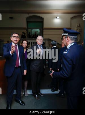 Neapel, Italien. 03. Nov, 2022. Der Justizminister Carlo Nordio am Eingang des Poggioreale-Gefängnisses in Neapel mit dem Regisseur Carlo Berdini Credit: Independent Photo Agency/Alamy Live News Stockfoto