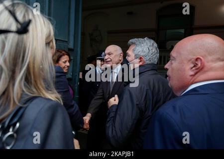 Neapel, Italien. 03. Nov, 2022. Der Justizminister Carlo Nordio am Eingang des Poggioreale-Gefängnisses in Neapel mit dem Regisseur Carlo Berdini Credit: Independent Photo Agency/Alamy Live News Stockfoto