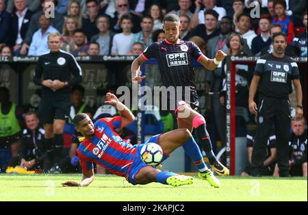 Scott DannDie Ruben Loftus-Cheek von Crystal Palace schlägt Tom Ince von Huddersfield Town während des Premier League-Spiels zwischen Crystal Palace und Huddersfield Town im Selhurst Park Stadium, London, England am 12. August 2017. (Foto von Kieran Galvin/NurPhoto) *** Bitte benutzen Sie die Gutschrift aus dem Kreditfeld *** Stockfoto