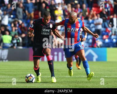 Collin Quaner von Huddersfield Town hält während des Premier League-Spiels zwischen Crystal Palace und Huddersfield Town am 12. August 2017 im Selhurst Park Stadium, London, England, die Andros Townsend von Crystal Palace. (Foto von Kieran Galvin/NurPhoto) *** Bitte benutzen Sie die Gutschrift aus dem Kreditfeld *** Stockfoto