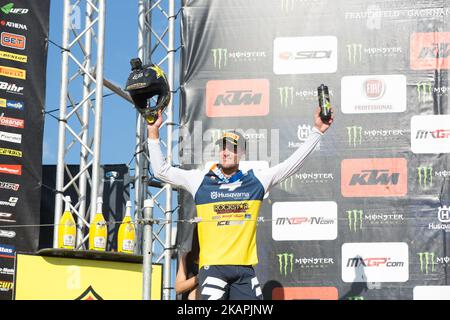 21 Paulin Gautier Husqvarna FRA MCM Rockstar Energy Husqvarna Factory Racing auf dem Podium der Gewinner feiert während des RENNENS MXGP Weltmeisterschaft Schweiz am 13. August 2017 in Frauenfeld, Schweiz. (Foto von Fabio Averna/NurPhoto) *** Bitte nutzen Sie die Gutschrift aus dem Kreditfeld *** Stockfoto