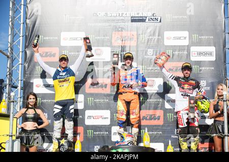 84 Herlings Jeffrey KTM NED KNMV Red Bull KTM , 21 Paulin Gautier Husqvarna FRA MCM Rockstar Energy, 222 Cairoli Antonio KTM ITA FMI Red Bull KTM Factory Racing Husqvarna Factory Racing auf dem Podium der Sieger feiert während des RENNENS MXGP World Championship Switzerland am 13. August 2017 in Frauenfeld, Schweiz. (Foto von Fabio Averna/NurPhoto) *** Bitte nutzen Sie die Gutschrift aus dem Kreditfeld *** Stockfoto