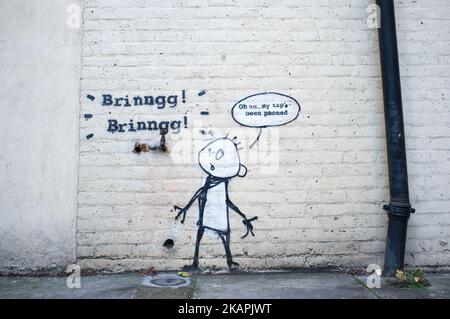 Banksy’s Phone Tap, bekannt als My Tap’s Been Telefoned, ist am 13. August 2017 in East London, Großbritannien, zu sehen. Banksy hat eine Wand mit einer spielerischen und unbeschwerten Art von Rupert Murdochs Telefon-Hacking-Skandal markiert. Es zeigt einen Wasserhahn (ein echter Wasserhahn, der an der Wand zu finden ist und in das Kunstwerk integriert ist) mit einem simulierten Telefonklingeln und einer verwirrten Stockfigur. (Foto von Alberto Pezzali/NurPhoto) *** Bitte nutzen Sie die Gutschrift aus dem Kreditfeld *** Stockfoto