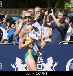 Claire Tallent mit ihrem 12-wöchigen Baby, nachdem sie am 13. August 2017 bei der IAAF-Weltmeisterschaft in London, Großbritannien, den 20-km-Lauf der Frauen beendet hatte. Das Rennen fand auf der Mall statt und zog Tausende Zuschauer an. (Foto von Dominika Zarzycka/NurPhoto) *** Bitte nutzen Sie die Gutschrift aus dem Kreditfeld *** Stockfoto