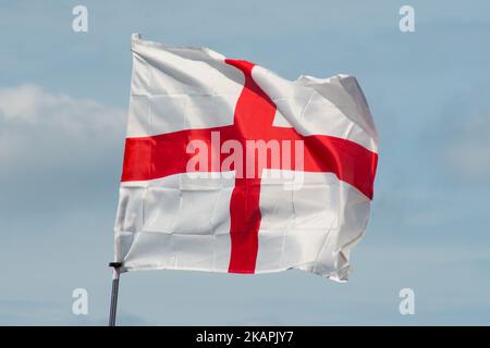 Am 14. August 2017 winkt auf einem Souvenirladen in London eine englische Nationalflagge. (Foto von Alberto Pezzali/NurPhoto) Stockfoto
