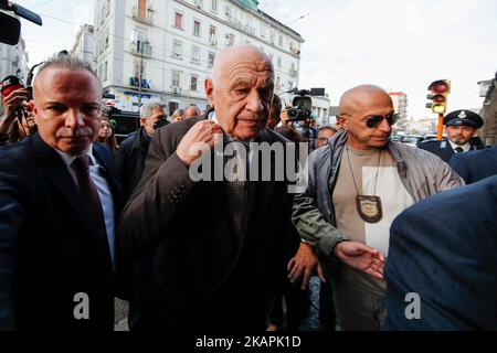 Neapel, Italien. 03. Nov, 2022. Der Justizminister Carlo Nordio am Eingang des Poggioreale-Gefängnisses in Neapel mit dem Regisseur Carlo Berdini Credit: Independent Photo Agency/Alamy Live News Stockfoto