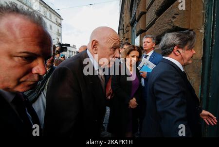 Neapel, Italien. 03. Nov, 2022. Der Justizminister Carlo Nordio am Eingang des Poggioreale-Gefängnisses in Neapel mit dem Regisseur Carlo Berdini Credit: Independent Photo Agency/Alamy Live News Stockfoto