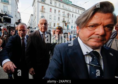 Neapel, Italien. 03. Nov, 2022. Der Justizminister Carlo Nordio am Eingang des Poggioreale-Gefängnisses in Neapel mit dem Regisseur Carlo Berdini Credit: Independent Photo Agency/Alamy Live News Stockfoto