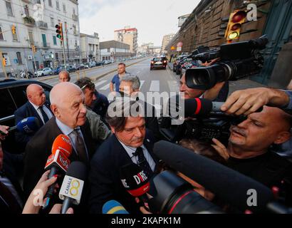 Neapel, Italien. 03. Nov, 2022. Der Justizminister Carlo Nordio am Eingang des Poggioreale-Gefängnisses in Neapel mit dem Regisseur Carlo Berdini Credit: Independent Photo Agency/Alamy Live News Stockfoto