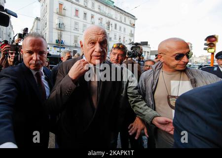 Neapel, Italien. 03. Nov, 2022. Der Justizminister Carlo Nordio am Eingang des Poggioreale-Gefängnisses in Neapel mit dem Regisseur Carlo Berdini Credit: Independent Photo Agency/Alamy Live News Stockfoto