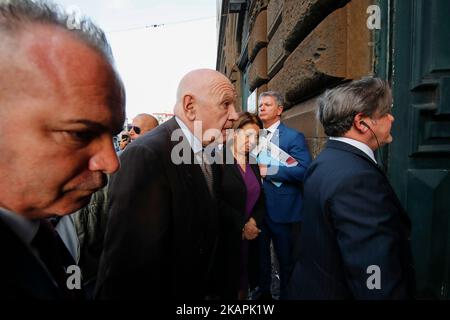 Neapel, Italien. 03. Nov, 2022. Der Justizminister Carlo Nordio am Eingang des Poggioreale-Gefängnisses in Neapel mit dem Regisseur Carlo Berdini Credit: Independent Photo Agency/Alamy Live News Stockfoto