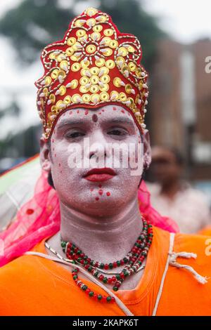 Die bangladeschischen Hindus feiern am 14. August 2017 in Dhaka Krishnas Geburtstag. Hindus auf der ganzen Welt feiern das Fest von Janmashtami, das die Geburt von Krishna, einem der beliebtesten Götter im Hinduismus, markiert. Krishna wird als eine Inkarnation von Vishnu angesehen - dem Bewahrer des Universums. Vishnu ist Teil der hinduistischen heiligen dreifaltigkeit mit dem Schöpfer Brahma und dem Zerstörer Shiva. Auf Janmashtami verkleiden sich Kinder in ganz Bangladesch als Krishna-Baby - sie verdunkeln ihren Teint, fügen der Krone eine Pfauenfeder hinzu und legen eine Flöte auf ihre Lippen. (Foto von Mehedi Hasan/NurPhoto) Stockfoto