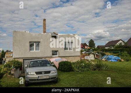 Gebäude mit abgerissenen Dach wird im Dorf Nakla gesehen, Nordpolen am 14. August 2017 Stürme, die am Freitag 11., August Nacht und Samstag Morgen fegte raue das Land getötet sechs Menschen und beschädigt Tausende von Häusern. Dreißigtausend Hektar Wald wurden ebenfalls zerstört. (Foto von Michal Fludra/NurPhoto) Stockfoto