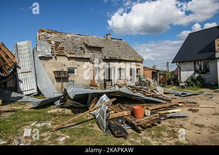 Gebäude mit abgerissenen Dach ist in der Sylczno Dorf gesehen, Nordpolen am 14. August 2017 Stürme, die am Freitag 11., Augustnacht und Samstagmorgen fegte raue das Land getötet sechs Menschen und Tausende von Häusern beschädigt. Dreißigtausend Hektar Wald wurden ebenfalls zerstört. (Foto von Michal Fludra/NurPhoto) Stockfoto