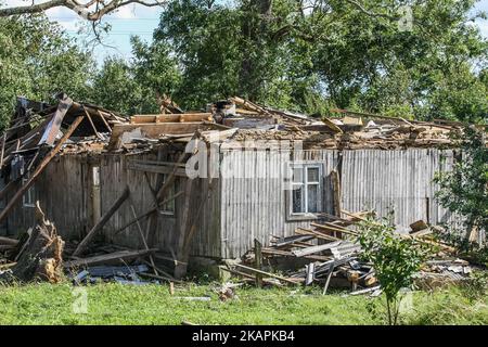 Gebäude mit abgerissenen Dach ist in der Sylczno Dorf gesehen, Nordpolen am 14. August 2017 Stürme, die am Freitag 11., Augustnacht und Samstagmorgen fegte raue das Land getötet sechs Menschen und Tausende von Häusern beschädigt. Dreißigtausend Hektar Wald wurden ebenfalls zerstört. (Foto von Michal Fludra/NurPhoto) Stockfoto