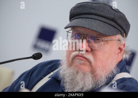 Der amerikanische Schriftsteller, Autor von Game of Thrones und Kurzgeschichtenautor, Drehbuchautor und Fernsehproduzent George R. R. Martin nimmt am 16. August 2017 an einer Pressekonferenz in Sankt Petersburg, Russland, Teil. (Foto von Igor Russak/NurPhoto) Stockfoto