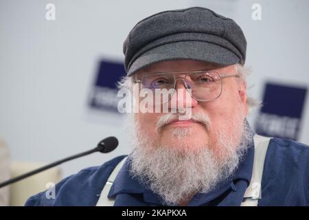 Der amerikanische Schriftsteller, Autor von Game of Thrones und Kurzgeschichtenautor, Drehbuchautor und Fernsehproduzent George R. R. Martin nimmt am 16. August 2017 an einer Pressekonferenz in Sankt Petersburg, Russland, Teil. (Foto von Igor Russak/NurPhoto) Stockfoto