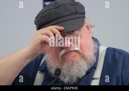 Der amerikanische Schriftsteller, Autor von Game of Thrones und Kurzgeschichtenautor, Drehbuchautor und Fernsehproduzent George R. R. Martin nimmt am 16. August 2017 an einer Pressekonferenz in Sankt Petersburg, Russland, Teil. (Foto von Igor Russak/NurPhoto) Stockfoto