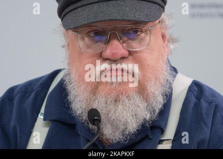 Der amerikanische Schriftsteller, Autor von Game of Thrones und Kurzgeschichtenautor, Drehbuchautor und Fernsehproduzent George R. R. Martin nimmt am 16. August 2017 an einer Pressekonferenz in Sankt Petersburg, Russland, Teil. (Foto von Igor Russak/NurPhoto) Stockfoto