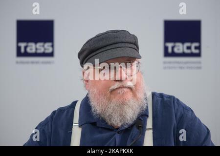 Der amerikanische Schriftsteller, Autor von Game of Thrones und Kurzgeschichtenautor, Drehbuchautor und Fernsehproduzent George R. R. Martin nimmt am 16. August 2017 an einer Pressekonferenz in Sankt Petersburg, Russland, Teil. (Foto von Igor Russak/NurPhoto) Stockfoto