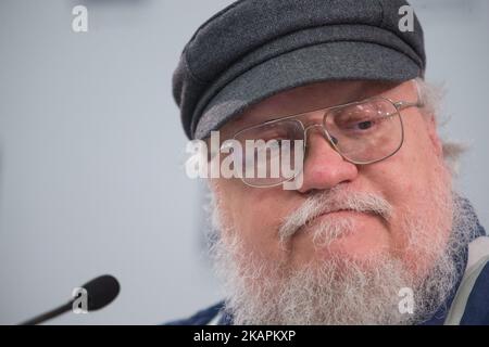 Der amerikanische Schriftsteller, Autor von Game of Thrones und Kurzgeschichtenautor, Drehbuchautor und Fernsehproduzent George R. R. Martin nimmt am 16. August 2017 an einer Pressekonferenz in Sankt Petersburg, Russland, Teil. (Foto von Igor Russak/NurPhoto) Stockfoto