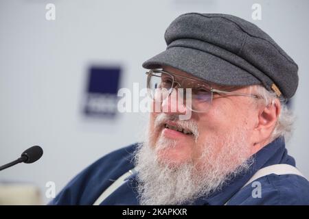 Der amerikanische Schriftsteller, Autor von Game of Thrones und Kurzgeschichtenautor, Drehbuchautor und Fernsehproduzent George R. R. Martin nimmt am 16. August 2017 an einer Pressekonferenz in Sankt Petersburg, Russland, Teil. (Foto von Igor Russak/NurPhoto) Stockfoto