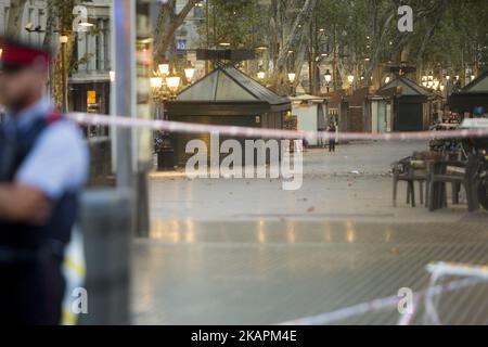 Ein abgesperrter Bereich, nachdem am 17. August 2017 ein Van in die Menge gepflügt hatte, 13 Personen getötet und über 80 auf der Rambla in Barcelona, Spanien, verletzt hatte. Am 17. August 2017 rammte ein Fahrer absichtlich einen Van in eine Menschenmenge auf Barcelonas populärster Straße, wobei er mindestens 13 Menschen tötete, bevor er in eine nahe gelegene Bar floh. Beamte in Spaniens zweitgrößter Stadt sagten, dass das Rammen auf Las Ramblas ein „Terroranschlag“ sei. (Foto von Hugo Fernández Alcaraz/NurPhoto) Stockfoto