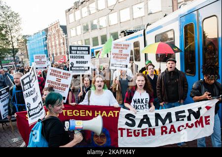 Die Demonstranten marschieren mit einem Banner während eines Protestes der niederländischen Antifaschistischen Aktion AFA (Anti-faschistische Aktion) gegen die Gewalt, die am 17. August 2017 auf der Kundgebung „Unite the Right“ am 12.. August in Charlottesville auf dem Spui-Platz in Amsterdam, Niederlande, stattfand. Am vergangenen Samstag fuhr ein neonazi sein Auto in einen antifaschistischen Protest gegen eine der größten nazi-Demonstrationen in den USA. Diese Demonstration zeigt ihre Unterstützung für alle antifaschistischen Opfer und mit den Angehörigen von Heather Heyer. Die Demonstration ging vor der amerikanischen Botschaft im Museu vorbei Stockfoto