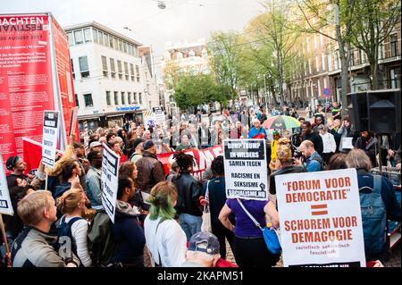 Die Demonstranten marschieren mit einem Banner während eines Protestes der niederländischen Antifaschistischen Aktion AFA (Anti-faschistische Aktion) gegen die Gewalt, die am 17. August 2017 auf der Kundgebung „Unite the Right“ am 12.. August in Charlottesville auf dem Spui-Platz in Amsterdam, Niederlande, stattfand. Am vergangenen Samstag fuhr ein neonazi sein Auto in einen antifaschistischen Protest gegen eine der größten nazi-Demonstrationen in den USA. Diese Demonstration zeigt ihre Unterstützung für alle antifaschistischen Opfer und mit den Angehörigen von Heather Heyer. Die Demonstration ging vor der amerikanischen Botschaft im Museu vorbei Stockfoto