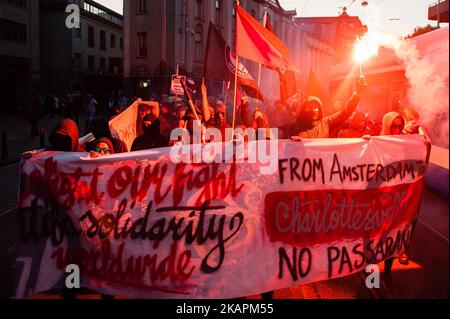 Die Demonstranten marschieren mit einem Banner während eines Protestes der niederländischen Antifaschistischen Aktion AFA (Anti-faschistische Aktion) gegen die Gewalt, die am 17. August 2017 auf der Kundgebung „Unite the Right“ am 12.. August in Charlottesville auf dem Spui-Platz in Amsterdam, Niederlande, stattfand. Am vergangenen Samstag fuhr ein neonazi sein Auto in einen antifaschistischen Protest gegen eine der größten nazi-Demonstrationen in den USA. Diese Demonstration zeigt ihre Unterstützung für alle antifaschistischen Opfer und mit den Angehörigen von Heather Heyer. Die Demonstration ging vor der amerikanischen Botschaft im Museu vorbei Stockfoto