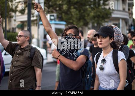 Demonstranten nehmen am 17. August 2017 in Athen, Griechenland, an einer demonstration und Kundgebung „von Athen nach Charlottesvile“ gegen die Vorherrschaft der Weißen Teil. Demonstranten marschieren zur Botschaft der Vereinigten Staaten von Amerika, in Erinnerung an Heather Heyer. (Foto von Maria Chourdari/NurPhoto) Stockfoto