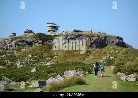 Zwei weibliche Wanderer, die im September in Richtung Stowe's Hill, Bodmin Moor, Cornwall, England, Großbritannien, wandern Stockfoto