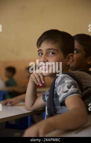 Während die Kämpfe zu Ende gehen, wird West Mosul langsam wieder lebendig. Hier Schuljungen an einer Schule in West Mosul. Mosul, Irak, 15. August 2017 (Foto von Noe Falk Nielsen/NurPhoto) Stockfoto