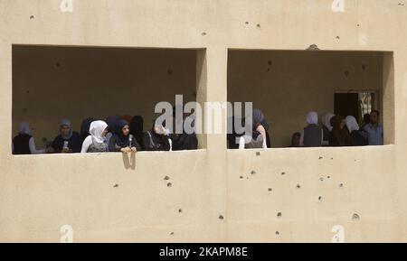 Während die Kämpfe zu Ende gehen, wird West-Mosul langsam wieder lebendig. Hier Schulmädchen an einer mit Kugeln durchlöcherten Schule in West Mosul. Mosul, Irak, 15. August 2017 (Foto von Noe Falk Nielsen/NurPhoto) Stockfoto