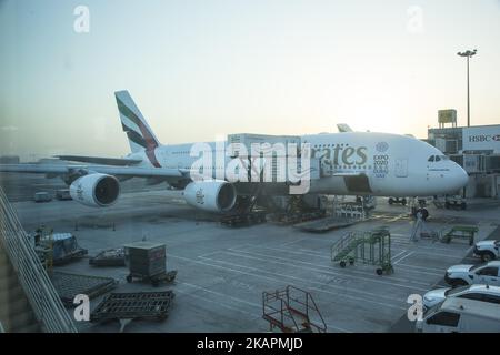 Ein Bild vom 21. August 2017 zeigt eine Boeing 777 der Fluggesellschaft Emirates, die auf dem Asphalt am Flughafen Dubai, VAE, geparkt ist. Dubai International Airport, der größte Flughafen im Weltall und nach internationalem Passagieraufkommen der verkehrsreichste Flughafen der Welt. Es ist auch der 3. verkehrsreichsten Flughafen der Welt nach dem gesamten Passagieraufkommen. Rund 84.000.000 Millionen Passagiere kamen 2016 vom DXB vorbei. Emirates und Fludubai sind die Hauptnutzer des Flughafens und verbinden den Nahen Osten mit der ganzen Welt. Auch FedEx Express und Qantas nutzen den Flughafen als Drehscheibe. (Foto von Nicolas Economou/NurPhoto) Stockfoto