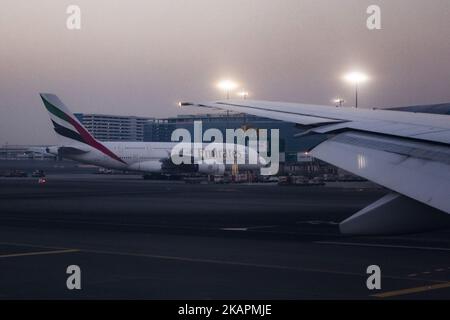 Ein Bild vom 21. August 2017 zeigt eine Boeing 777 der Fluggesellschaft Emirates, die auf dem Asphalt am Flughafen Dubai, VAE, geparkt ist. Dubai International Airport, der größte Flughafen im Weltall und nach internationalem Passagieraufkommen der verkehrsreichste Flughafen der Welt. Es ist auch der 3. verkehrsreichsten Flughafen der Welt nach dem gesamten Passagieraufkommen. Rund 84.000.000 Millionen Passagiere kamen 2016 vom DXB vorbei. Emirates und Fludubai sind die Hauptnutzer des Flughafens und verbinden den Nahen Osten mit der ganzen Welt. Auch FedEx Express und Qantas nutzen den Flughafen als Drehscheibe. (Foto von Nicolas Economou/NurPhoto) Stockfoto