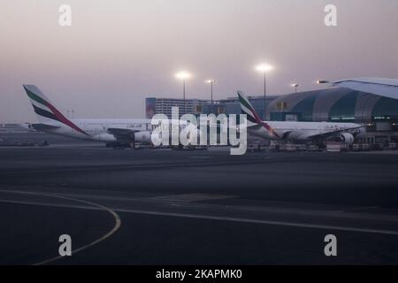 Ein Bild vom 21. August 2017 zeigt eine Boeing 777 der Fluggesellschaft Emirates, die auf dem Asphalt am Flughafen Dubai, VAE, geparkt ist. Dubai International Airport, der größte Flughafen im Weltall und nach internationalem Passagieraufkommen der verkehrsreichste Flughafen der Welt. Es ist auch der 3. verkehrsreichsten Flughafen der Welt nach dem gesamten Passagieraufkommen. Rund 84.000.000 Millionen Passagiere kamen 2016 vom DXB vorbei. Emirates und Fludubai sind die Hauptnutzer des Flughafens und verbinden den Nahen Osten mit der ganzen Welt. Auch FedEx Express und Qantas nutzen den Flughafen als Drehscheibe. (Foto von Nicolas Economou/NurPhoto) Stockfoto