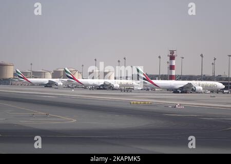 Ein Bild, das am 21. August 2017 aufgenommen wurde, zeigt die Fluggesellschaft Boeing 777 von Emirates, die auf dem Asphalt am Flughafen Dubai, VAE, geparkt ist. Dubai International Airport, der größte Flughafen im Weltall und nach internationalem Passagieraufkommen der verkehrsreichste Flughafen der Welt. Es ist auch der 3. verkehrsreichsten Flughafen der Welt nach dem gesamten Passagieraufkommen. Rund 84.000.000 Millionen Passagiere kamen 2016 vom DXB vorbei. Emirates und Fludubai sind die Hauptnutzer des Flughafens und verbinden den Nahen Osten mit der ganzen Welt. Auch FedEx Express und Qantas nutzen den Flughafen als Drehscheibe. (Foto von Nicolas Economou/NurPhoto) Stockfoto