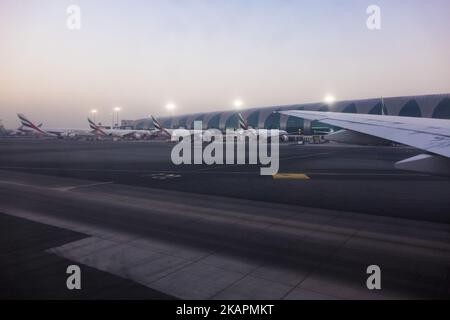 Ein Bild, das am 21. August 2017 aufgenommen wurde, zeigt die Fluggesellschaft Boeing 777 von Emirates, die auf dem Asphalt am Flughafen Dubai, VAE, geparkt ist. Dubai International Airport, der größte Flughafen im Weltall und nach internationalem Passagieraufkommen der verkehrsreichste Flughafen der Welt. Es ist auch der 3. verkehrsreichsten Flughafen der Welt nach dem gesamten Passagieraufkommen. Rund 84.000.000 Millionen Passagiere kamen 2016 vom DXB vorbei. Emirates und Fludubai sind die Hauptnutzer des Flughafens und verbinden den Nahen Osten mit der ganzen Welt. Auch FedEx Express und Qantas nutzen den Flughafen als Drehscheibe. (Foto von Nicolas Economou/NurPhoto) Stockfoto