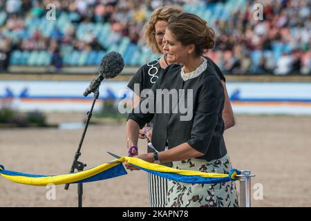 Prinzessin Madeleine von Schweden schneidet das Band, um die Longines FEI Europameisterschaften 2017 während der Eröffnungsfeier im Ullevi-Stadion in Göteborg, Schweden, am 21 2017. August offiziell zu eröffnen (Foto: Julia Reinhart/NurPhoto) Stockfoto