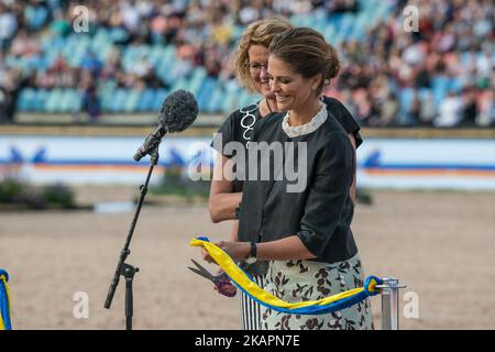 Prinzessin Madeleine von Schweden schneidet das Band, um die Longines FEI Europameisterschaften 2017 während der Eröffnungsfeier im Ullevi-Stadion in Göteborg, Schweden, am 21 2017. August offiziell zu eröffnen (Foto: Julia Reinhart/NurPhoto) Stockfoto