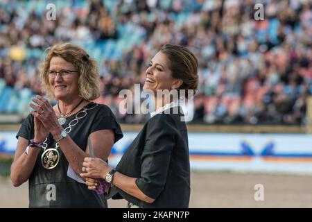 Prinzessin Madeleine von Schweden schneidet das Band, um die Longines FEI Europameisterschaften 2017 während der Eröffnungsfeier im Ullevi-Stadion in Göteborg, Schweden, am 21 2017. August offiziell zu eröffnen (Foto: Julia Reinhart/NurPhoto) Stockfoto