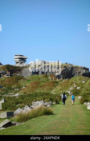 Zwei weibliche Wanderer, die im September in Richtung Stowe's Hill, Bodmin Moor, Cornwall, England, Großbritannien, wandern Stockfoto